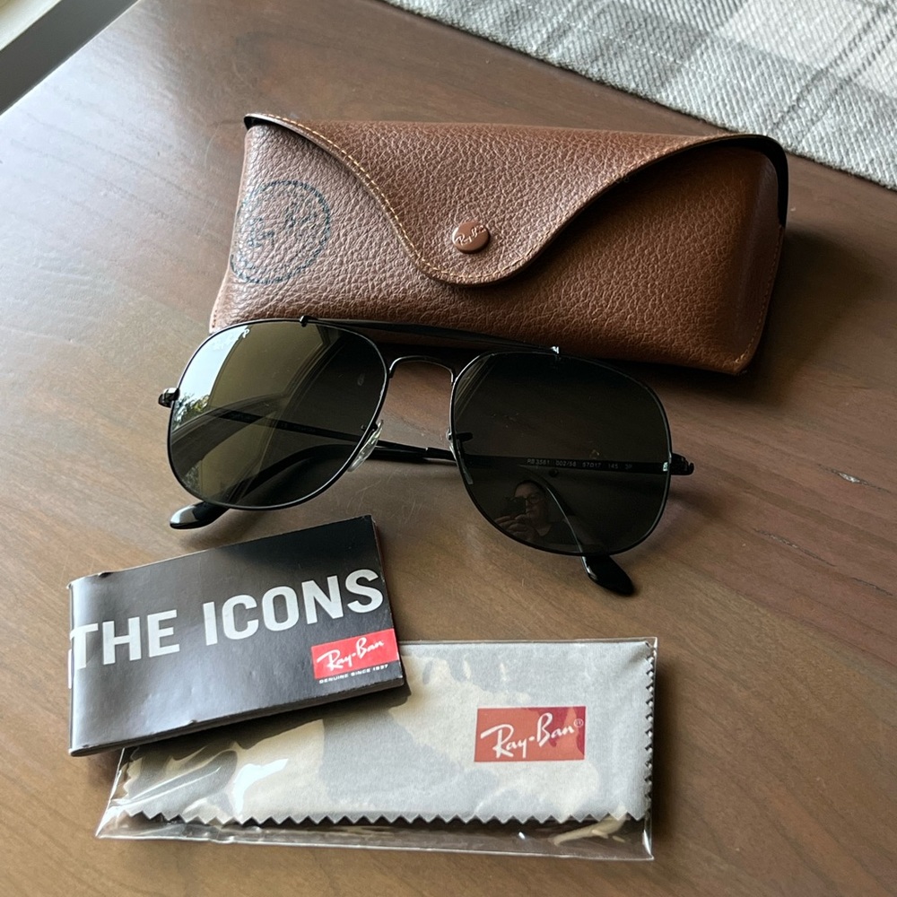 Ray-Ban The General Aviator in Black